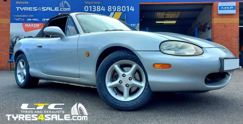 Calibre Suzuka Gloss Black 17"Alloy Wheels for a Mazda MX 5