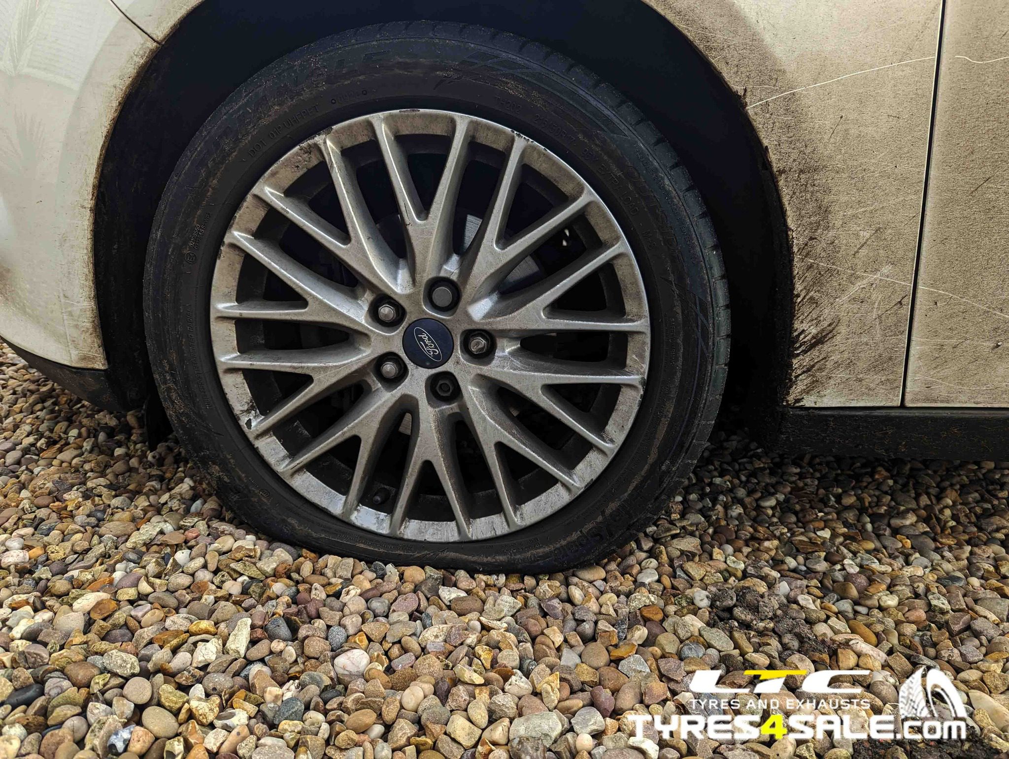  215/50 R17 Maxxis HP5 tyre fitted on the road side quickly.