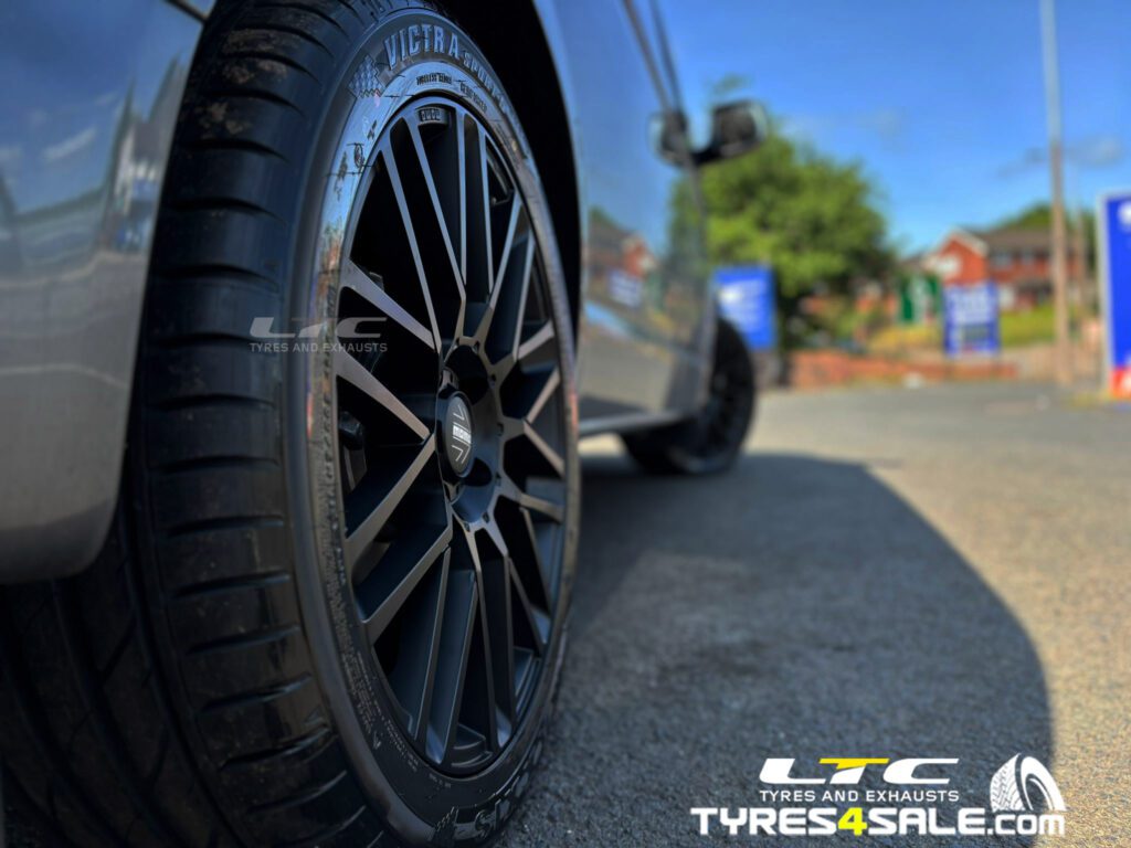 VW Transporter T6 Alloy Wheels Momo Revenge 20″ Matte Black and a set of 275/40R20 MAXXIS VS5 106Y XL tyres